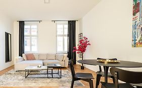Rochus Stylish Stays